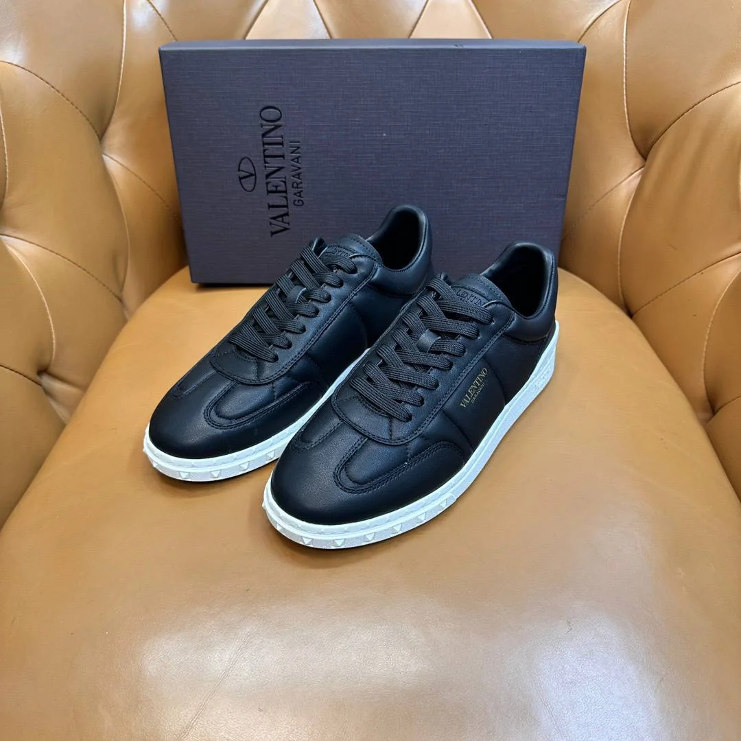 Кросівки -Valentino
